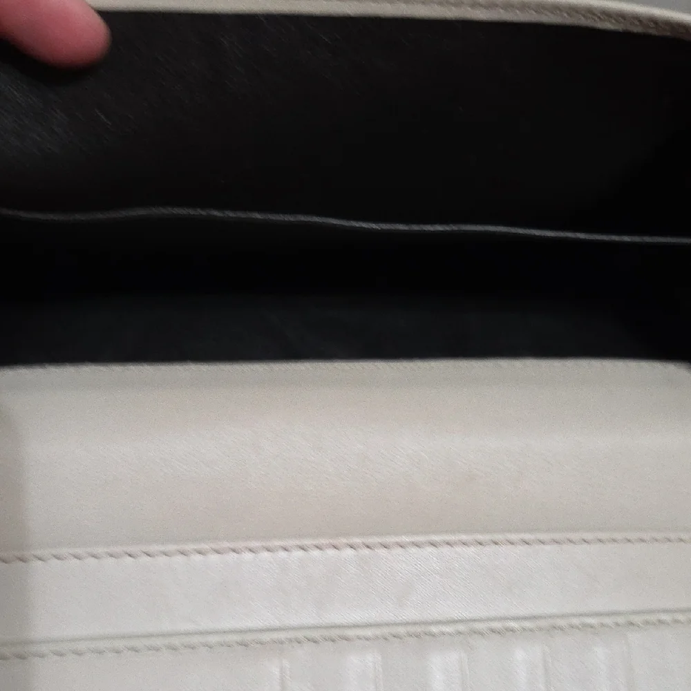 Gucci Beige Wallet with Gold Accent - Picture 5 of 12